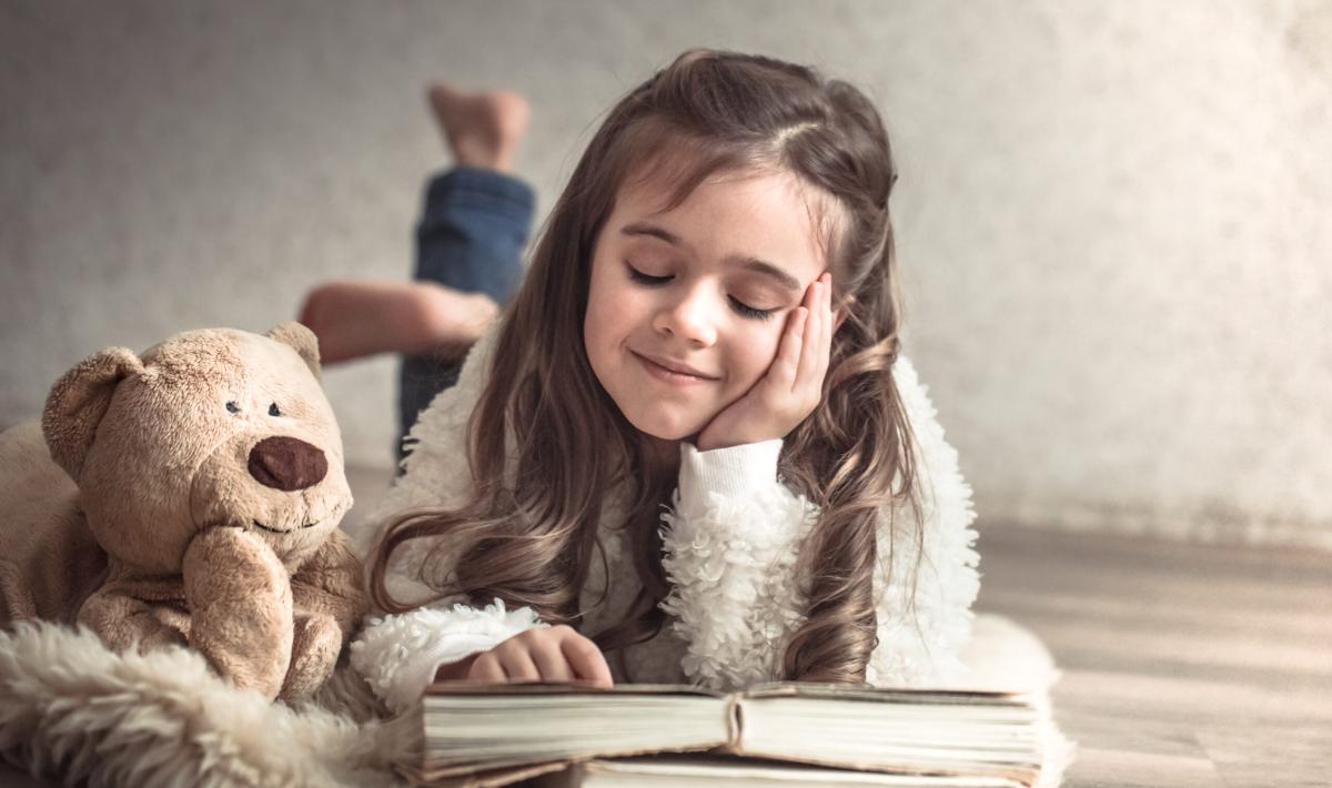 little-girl-reading-book-with-teddy